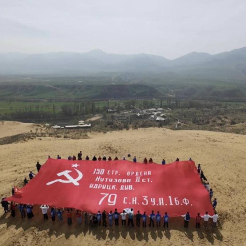 Флаг победе на бархане Сарыкум Флаг победе на бархане Сарыкум