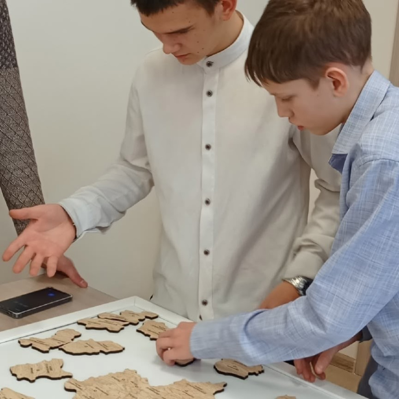 Участники чемпионата по сбору спилс-карт России и Курганской области