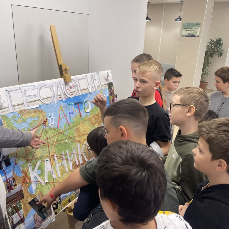 Школьники на выставке