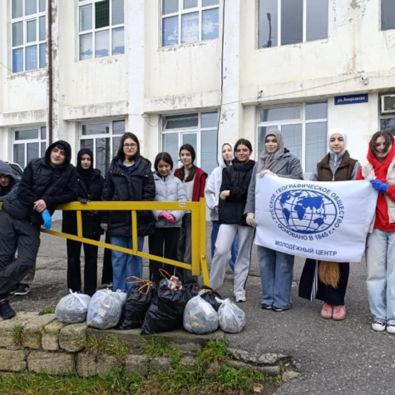 Активисты "Геотура" быстро и слаженно очистили территорию, прилегающую к лицею №3 Активисты "Геотура" быстро и слаженно очистили территорию, прилегающую к лицею №3