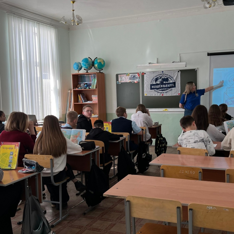 Участники мероприятия во время выполнения заданий диктанта
