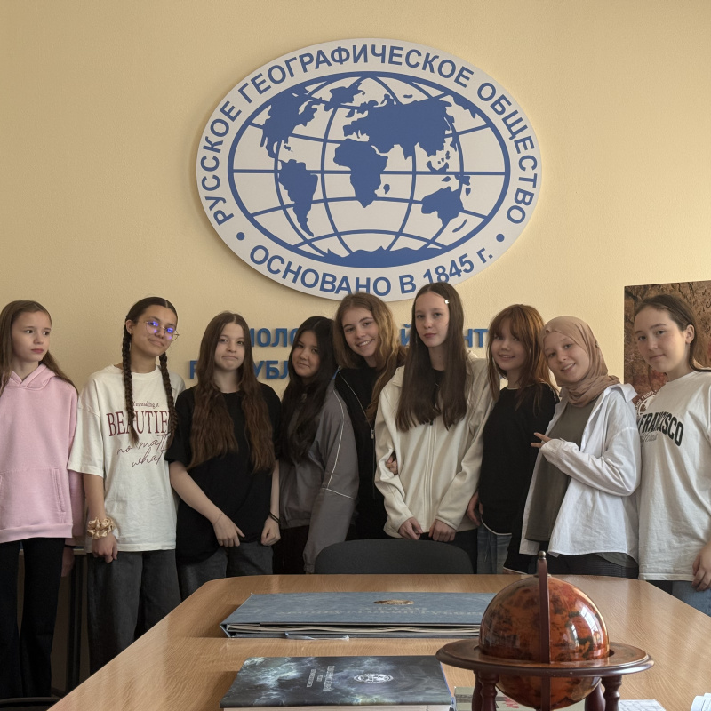 Участники мероприятия на фоне логотипа Русского географического общества в Молодёжном центре РГО Республики Башкортостан Участники мероприятия на фоне логотипа Русского географического общества в Молодёжном центре РГО Республики Башкортостан