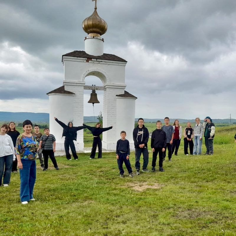 Участники экспедиции у колокольни Боголюбского женского монастыря в селе Сарсы