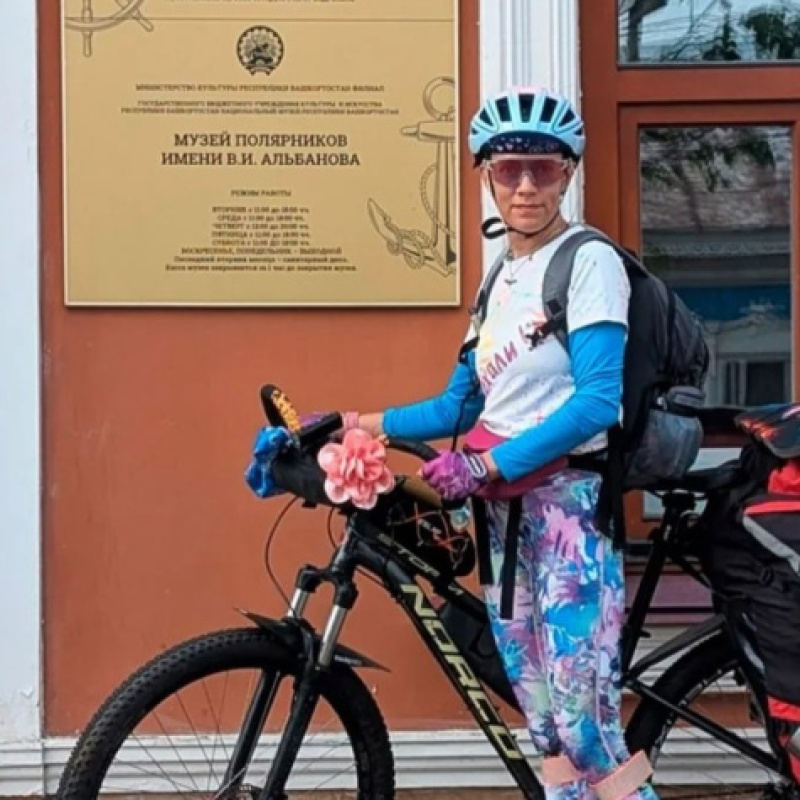 Ксения Салазанова с велосипедом у входа в Музей полярников имени В.И. Альбанова Ксения Салазанова с велосипедом у входа в Музей полярников имени В.И. Альбанова