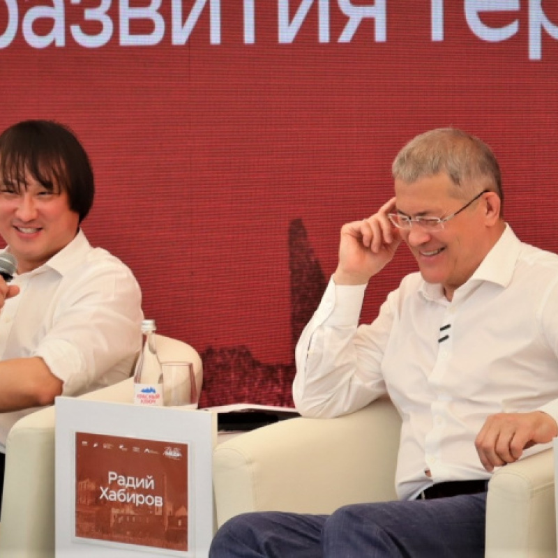 Почетные гости фестиваля - Сангаджи Тарбаев и Глава республики Радий Хабиров
