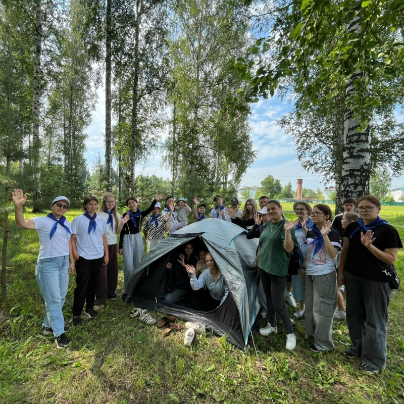 Участники Дня туризма у палатки в берёзовой роще