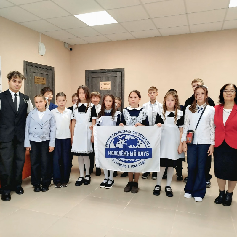 Участники открытия МК РГО РБ "Альянс" с флагом Молодёжного клуба РГО
