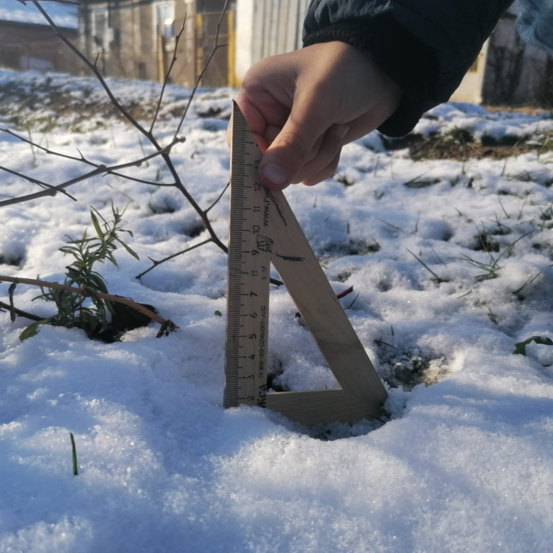 Дегтев Данил измеряет снежный покров Дегтев Данил измеряет снежный покров