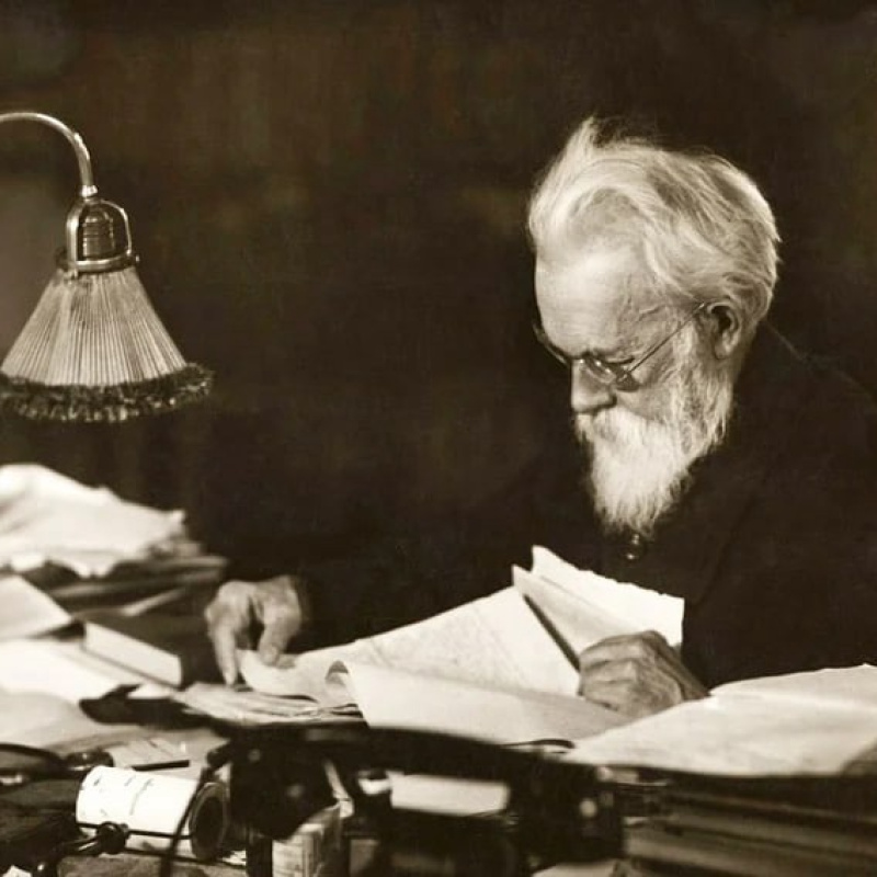 Вернадскому Владимиру Ивановичу посвящается