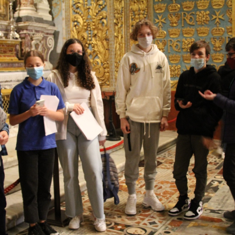 Участники Молодежного клуба РГО Malta Crown на съемках видеофильма о соборе Св. Иоанна Участники Молодежного клуба РГО Malta Crown на съемках видеофильма о соборе Св. Иоанна