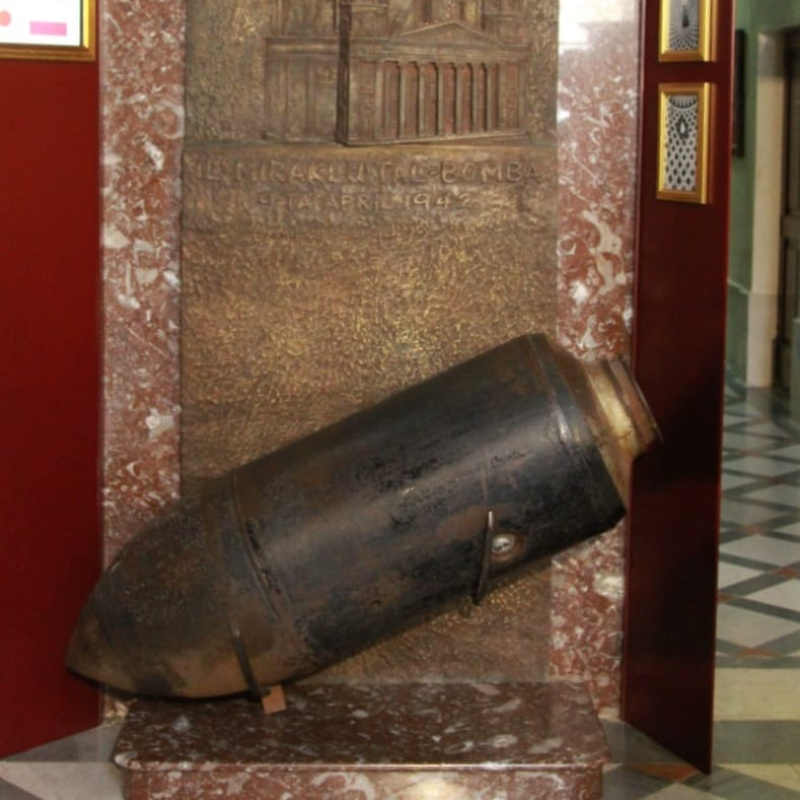 Бомба, попавшая в купол собора в 1942 г. Бомба, попавшая в купол собора в 1942 г.