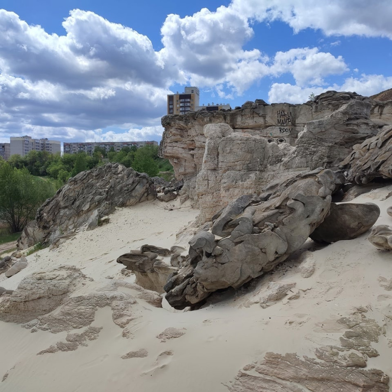 «Общий вид выхода верхнемеловых песчаников в карьере Красненьском» «Общий вид выхода верхнемеловых песчаников в карьере Красненьском»