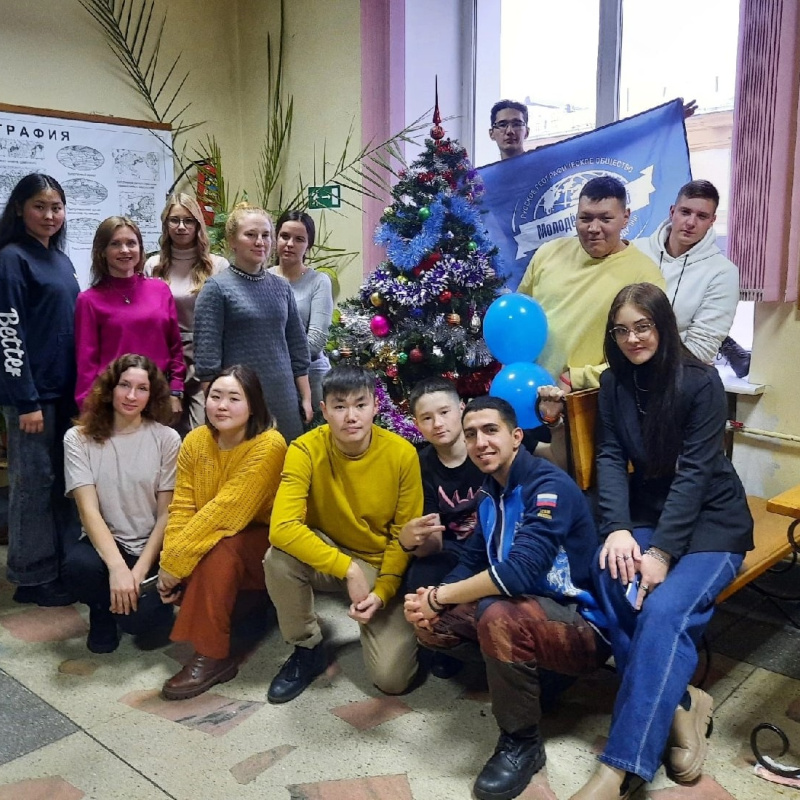 Актив Молодежного клуба РГО Портулан рядом с фотовыставкой Актив Молодежного клуба РГО Портулан рядом с фотовыставкой