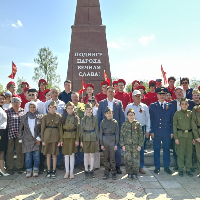 Участники митинга и гости мероприятия у мемориала «Подвигу народа вечная слава!» Участники митинга и гости мероприятия у мемориала «Подвигу народа вечная слава!»
