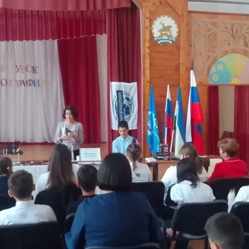 Женщина и ученик выступают на сцене 
