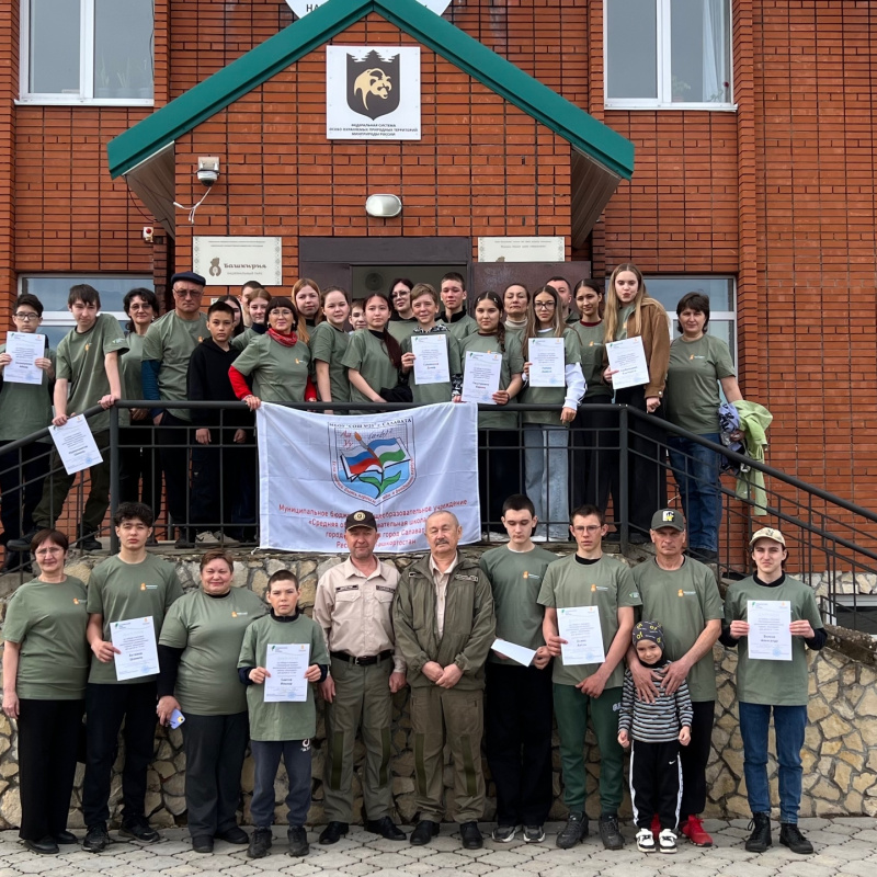  Групповое фото победителей с дипломами на крыльце администрации парка