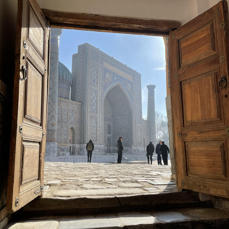 Необычный вид на площадь Регистан, Самарканд Необычный вид на площадь Регистан, Самарканд