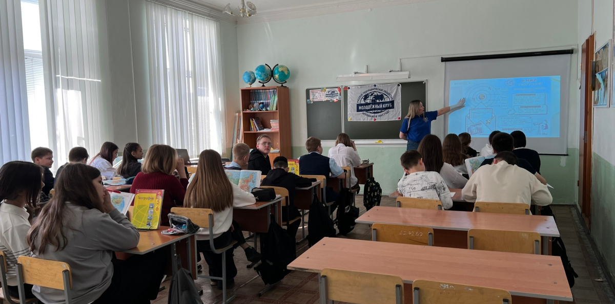 Участники мероприятия во время выполнения заданий диктанта