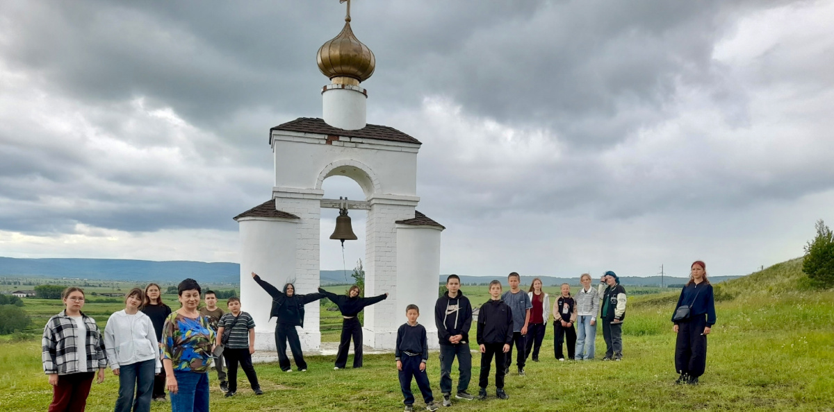 Участники экспедиции у колокольни Боголюбского женского монастыря в селе Сарсы