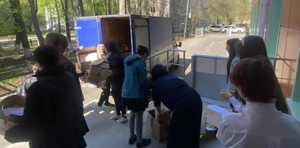 Команда клуба организует сбор макулатуры у здания