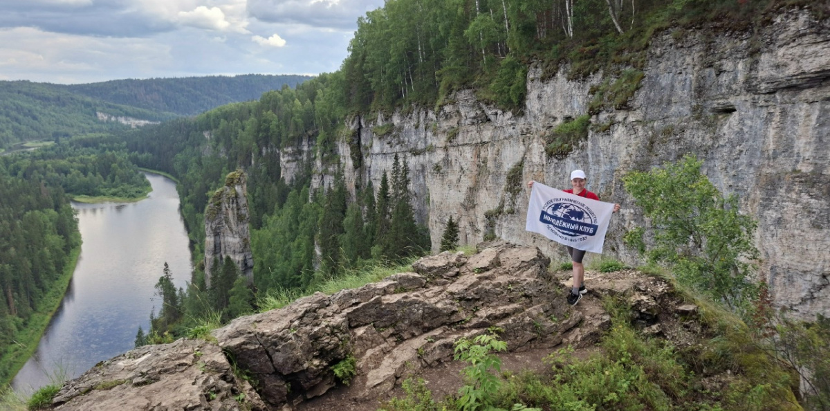 Панорама реки Усьвы и скального массива Усьвинских столбов