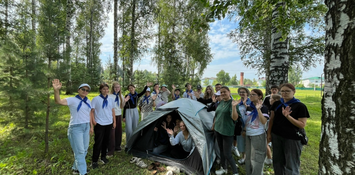 Участники Дня туризма у палатки в берёзовой роще Участники Дня туризма у палатки в берёзовой роще