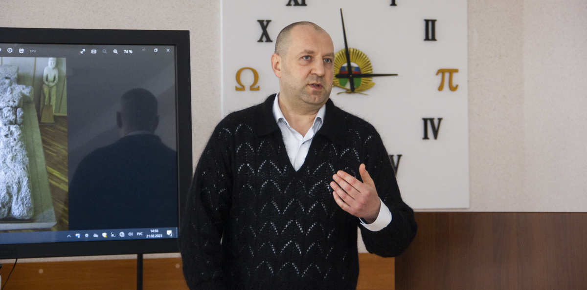 Денис Петренко читает лекцию активистам МК Денис Петренко читает лекцию активистам МК