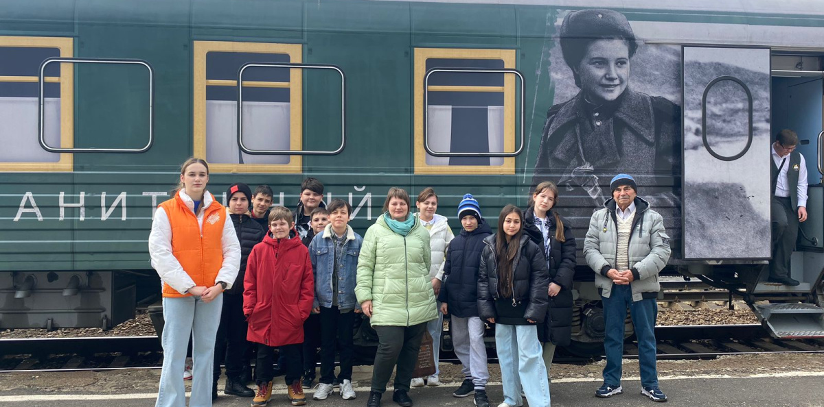 Активист Клуба Виолетта Савенко - волонтер "Поезда Победы" с группой экскурсантов