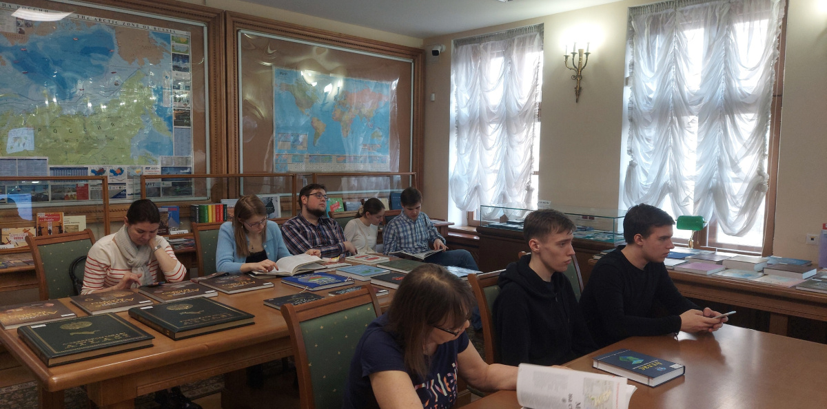 Зрители получили возможность посмотреть отечественные и зарубежные атласы по международным отношениям и политической географии Зрители получили возможность посмотреть отечественные и зарубежные атласы по международным отношениям и политической географии