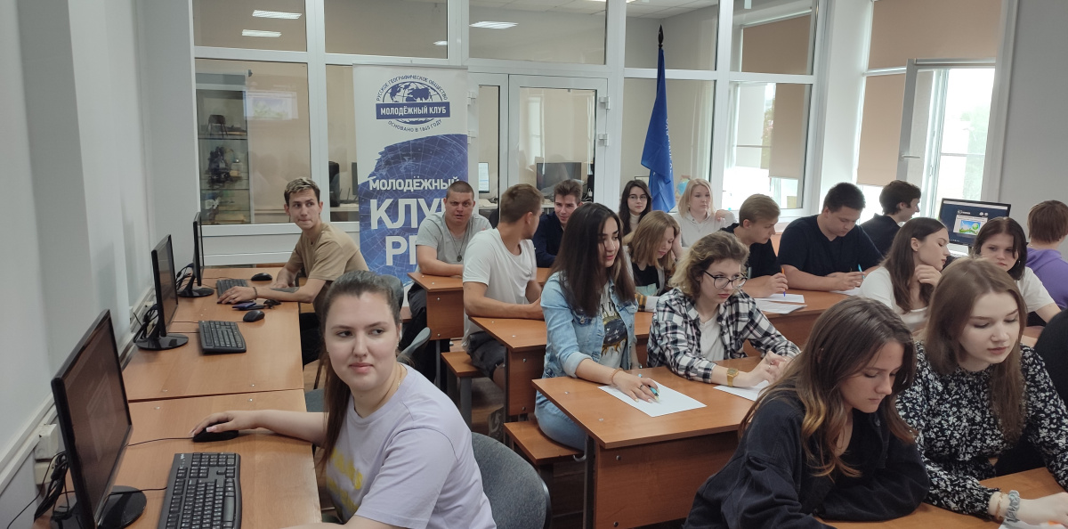 Старт Ночи географии. Одна из ведущих Алина Костеневич. В очном старте приняли участие студенты - географы и экологи Старт Ночи географии. Одна из ведущих Алина Костеневич. В очном старте приняли участие студенты - географы и экологи