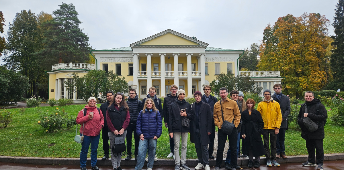 В государственном историческом музее-заповеднике «Горки Ленинские» В государственном историческом музее-заповеднике «Горки Ленинские»