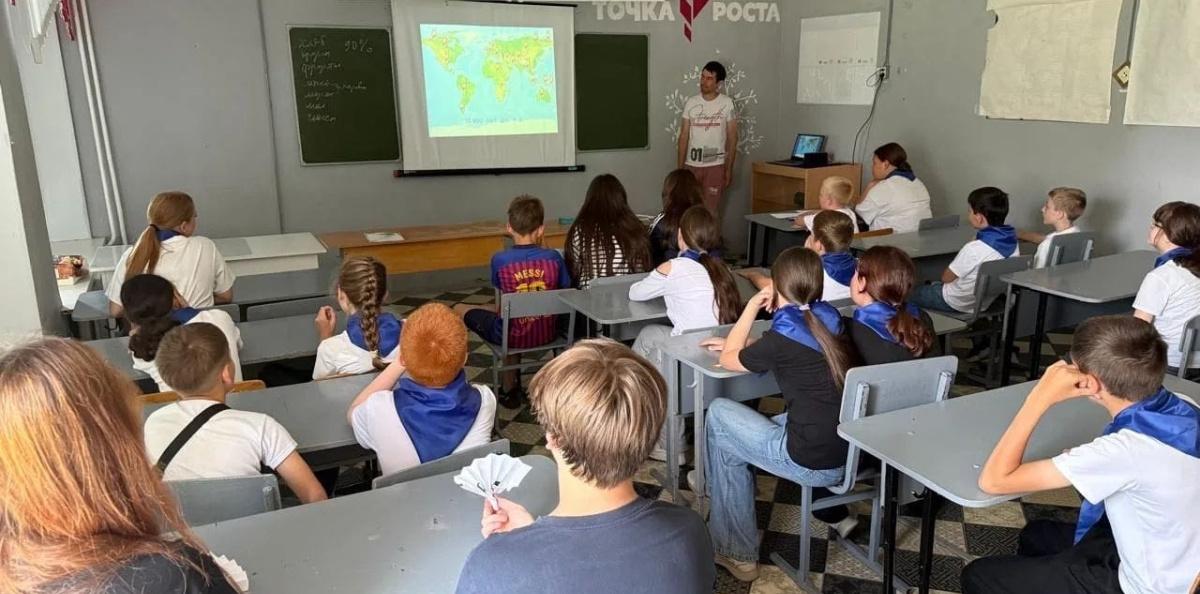 Лекционное занятие в классе: Роман Маратович рассказывает о взаимодействии человека и природы Лекционное занятие в классе: Роман Маратович рассказывает о взаимодействии человека и природы