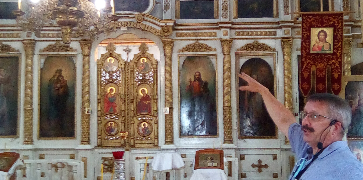 В храме