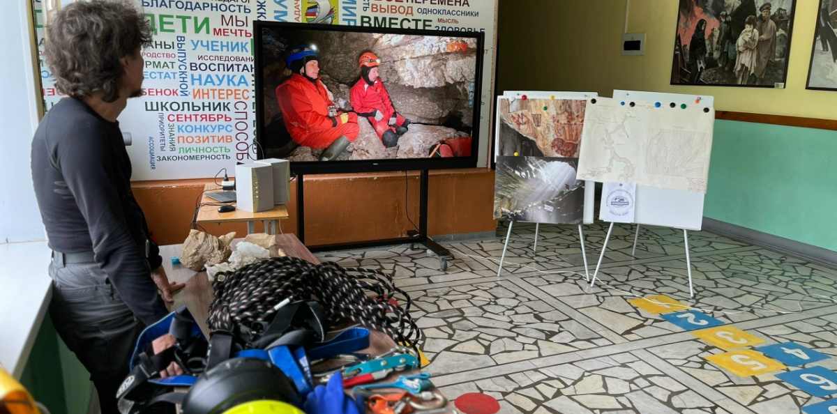 Шамиль Муслухов демонстрирует видео из пещеры