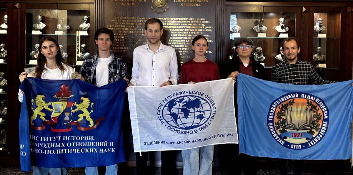 Вручение членских билетов РГО в Москве