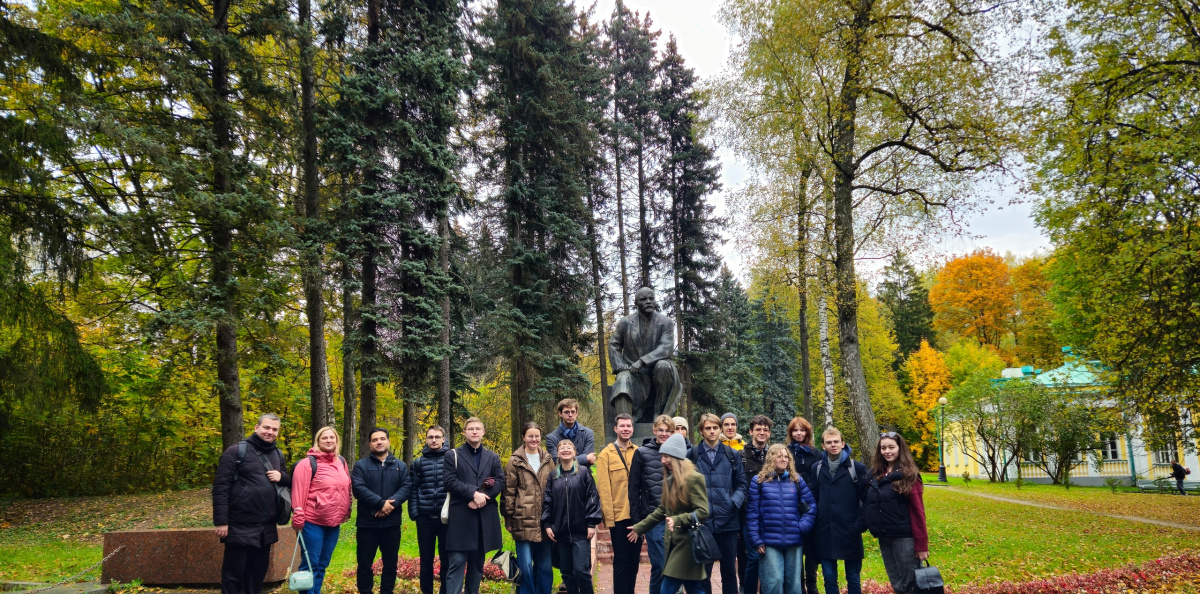 В государственном историческом музее-заповеднике «Горки Ленинские» В государственном историческом музее-заповеднике «Горки Ленинские»