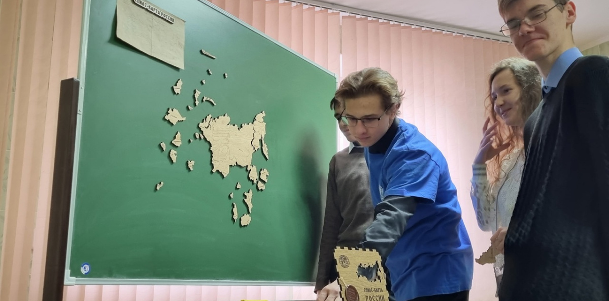 Активист Молодежного клуба Никита Таранухин во время тренировочных сборов обучает команду 13д группы технике сбора спилс-карты Активист Молодежного клуба Никита Таранухин во время тренировочных сборов обучает команду 13д группы технике сбора спилс-карты