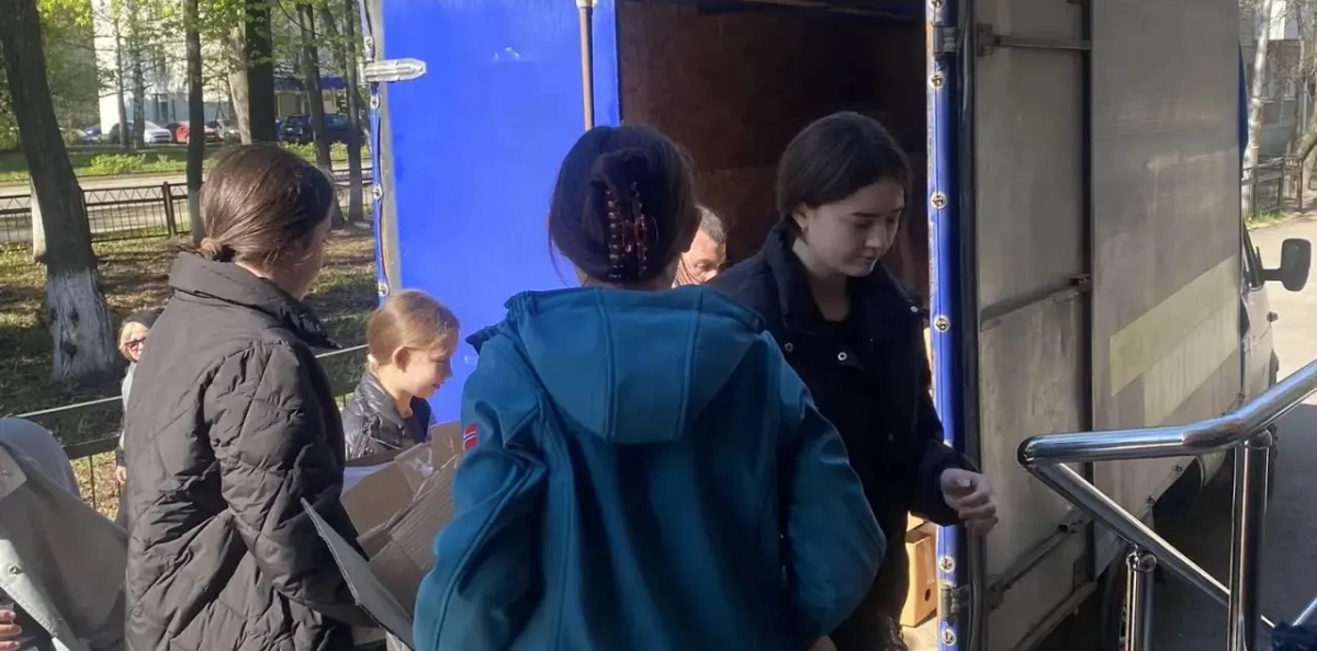 Активисты клуба загружают собранную макулатуру в грузовик для отправки на переработку