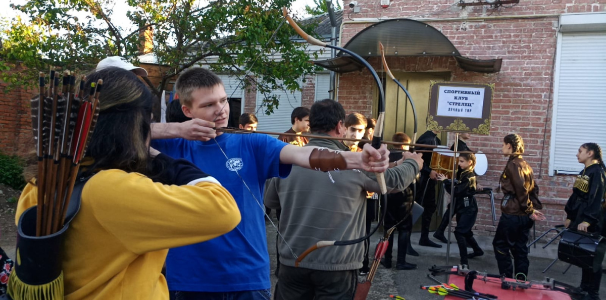 Активист Молодежного клуба Могутов Андрей участвует в турнире по стрельбе из лука Активист Молодежного клуба Могутов Андрей участвует в турнире по стрельбе из лука