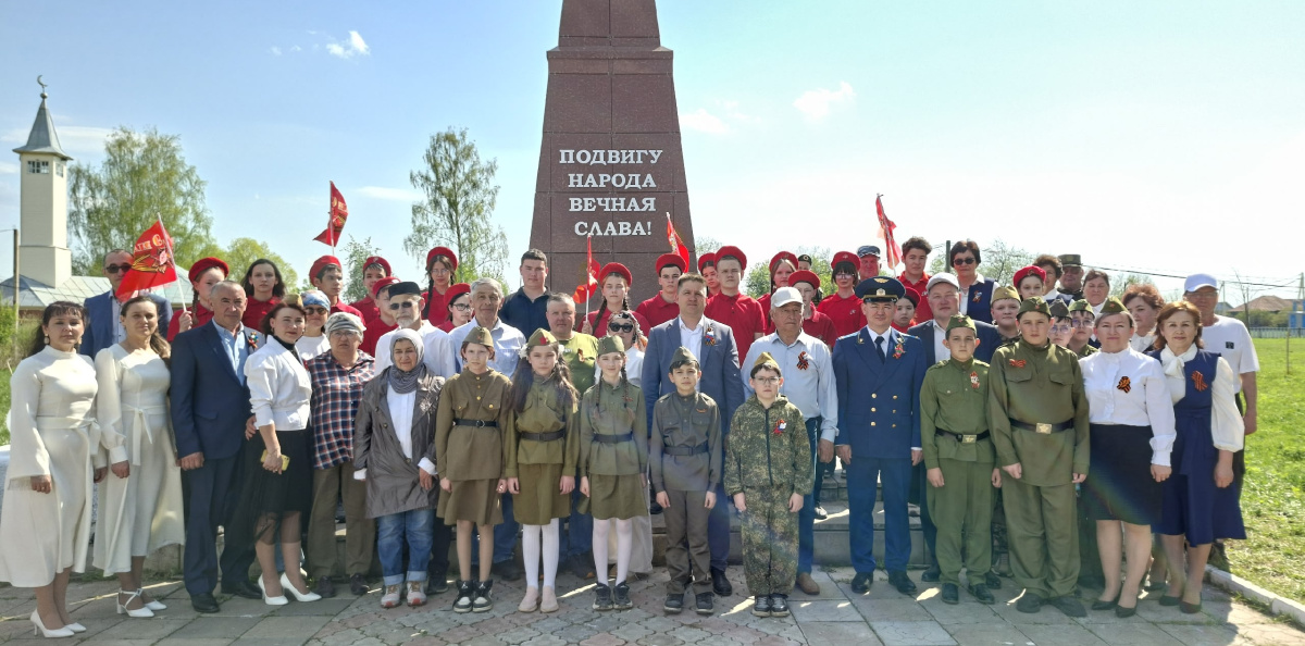 Участники митинга и гости мероприятия у мемориала «Подвигу народа вечная слава!»