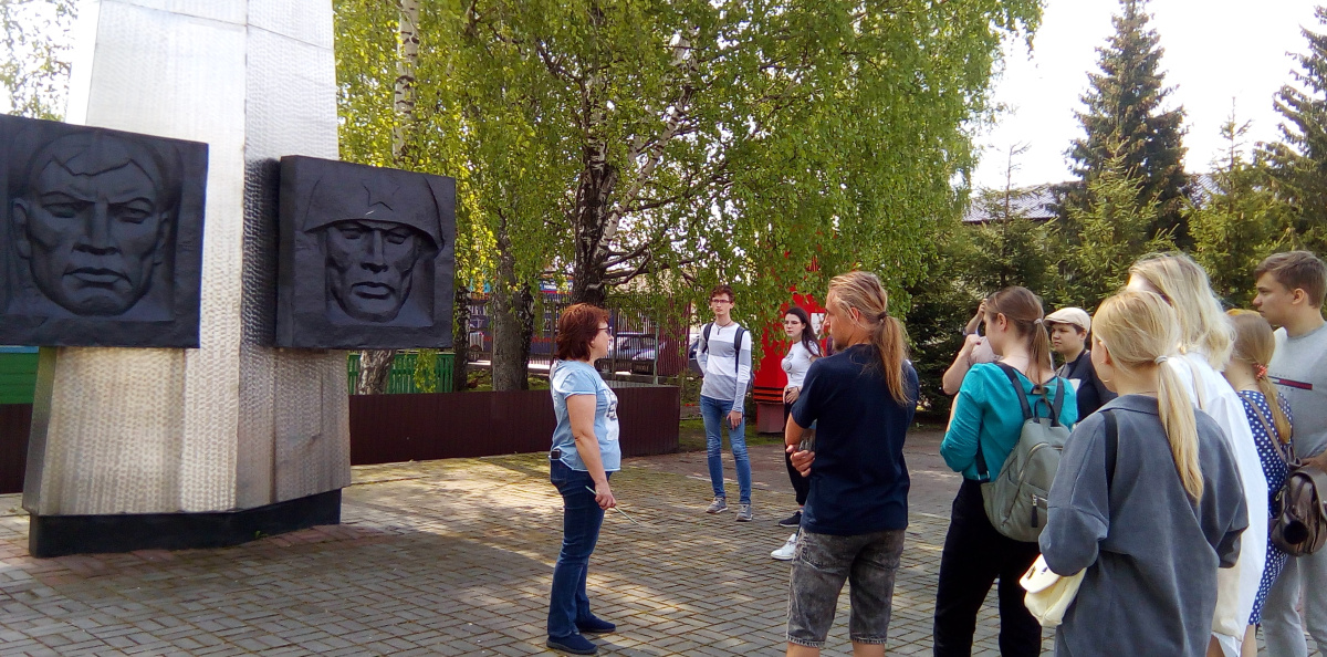 У обелиска защитникам Отечества У обелиска защитникам Отечества