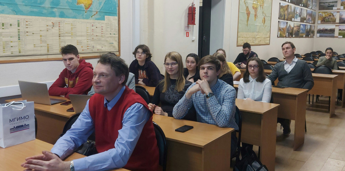 Представители Terra Cognita слушают лекцию Игоря Окунева Представители Terra Cognita слушают лекцию Игоря Окунева