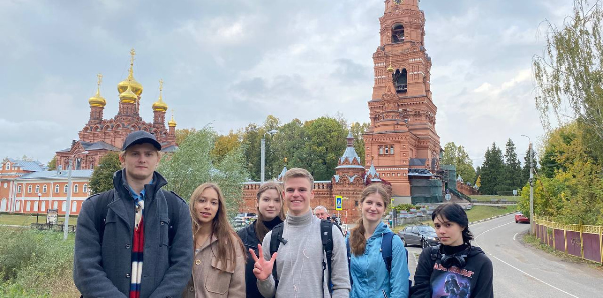 Одна из групп на фоне Черниговского Скита