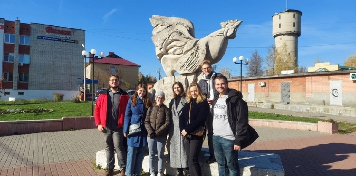 На фоне памятника главному символу города Петушки