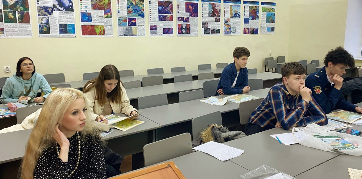 Во время занятий "Географической школы" Во время занятий "Географической школы"