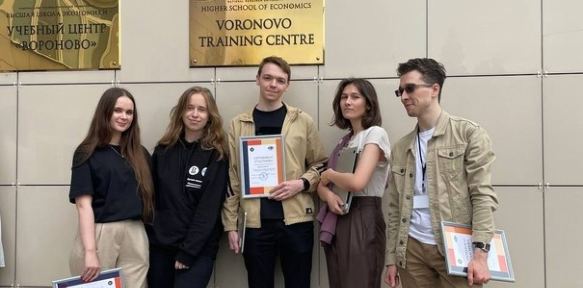 Анастасия Любимова (вторая справа) после подведения итогов проекта Анастасия Любимова (вторая справа) после подведения итогов проекта