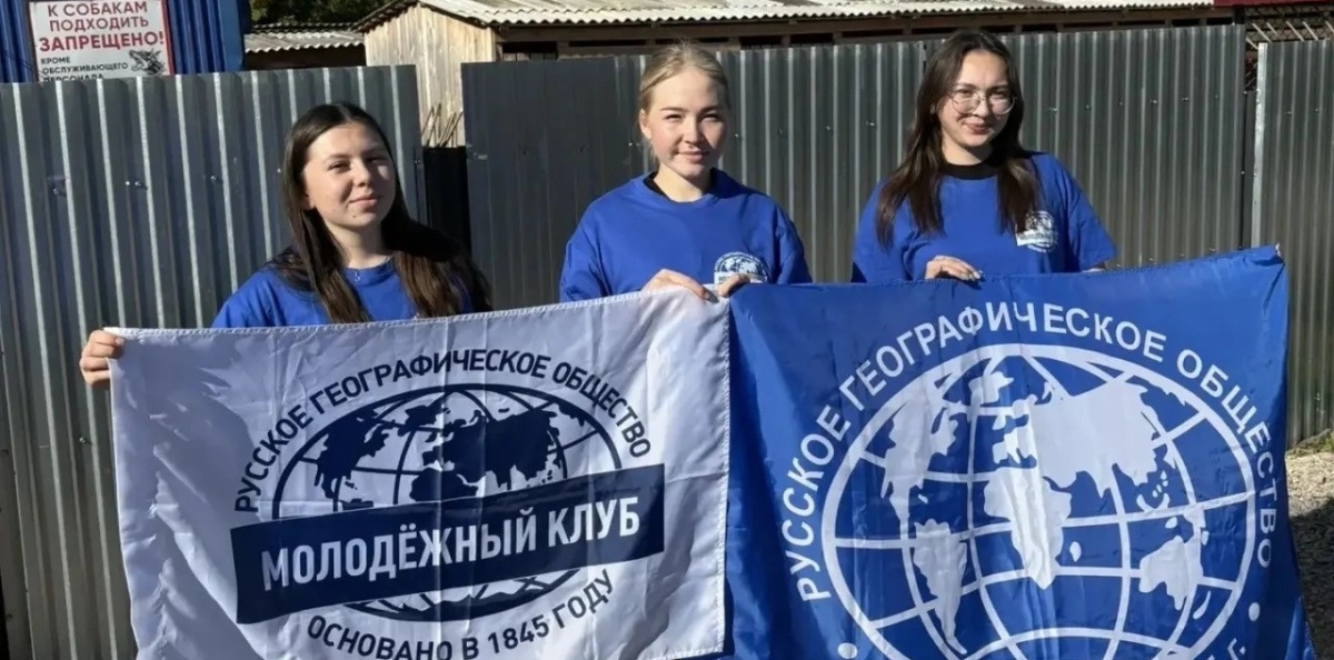 Активисты клуба с кормом для питомцев приюта
