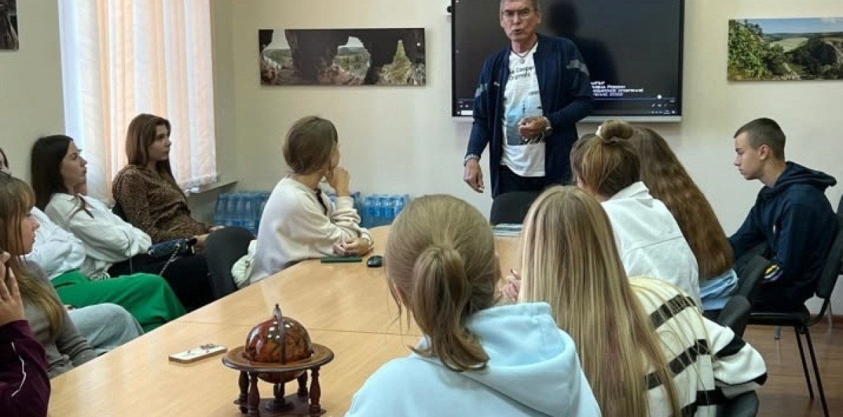  Луганские школьники в Молодежном центре РГО в Уфе на встрече с Рустамом Сиразетдиновыма