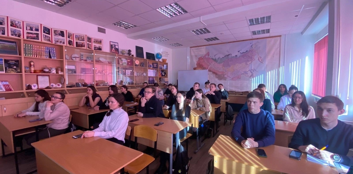 Ребята и преподаватели ЧГУ внимательно слушали лекцию Ребята и преподаватели ЧГУ внимательно слушали лекцию