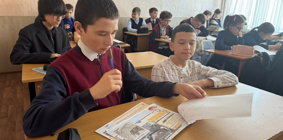 Участники выполняют задания диктанта Участники выполняют задания диктанта